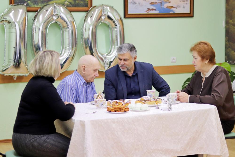 И В 100 ЛЕТ ПО-ПРЕЖНЕМУ СИЛЕН ДУХОМ