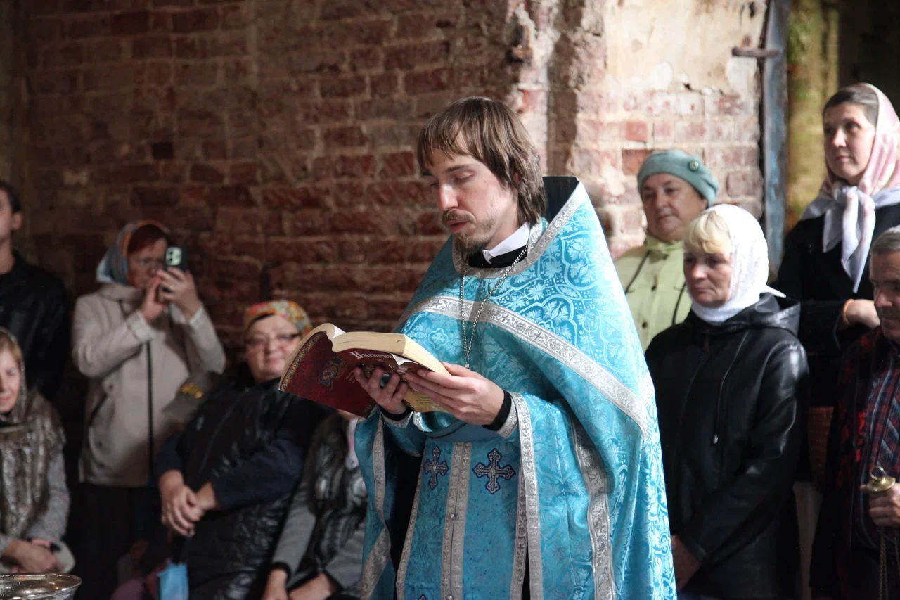 В возрождающемся храме Рождества Пресвятой Богородицы прошел престольный праздник, объединивший более 70 прихожан и гостей
