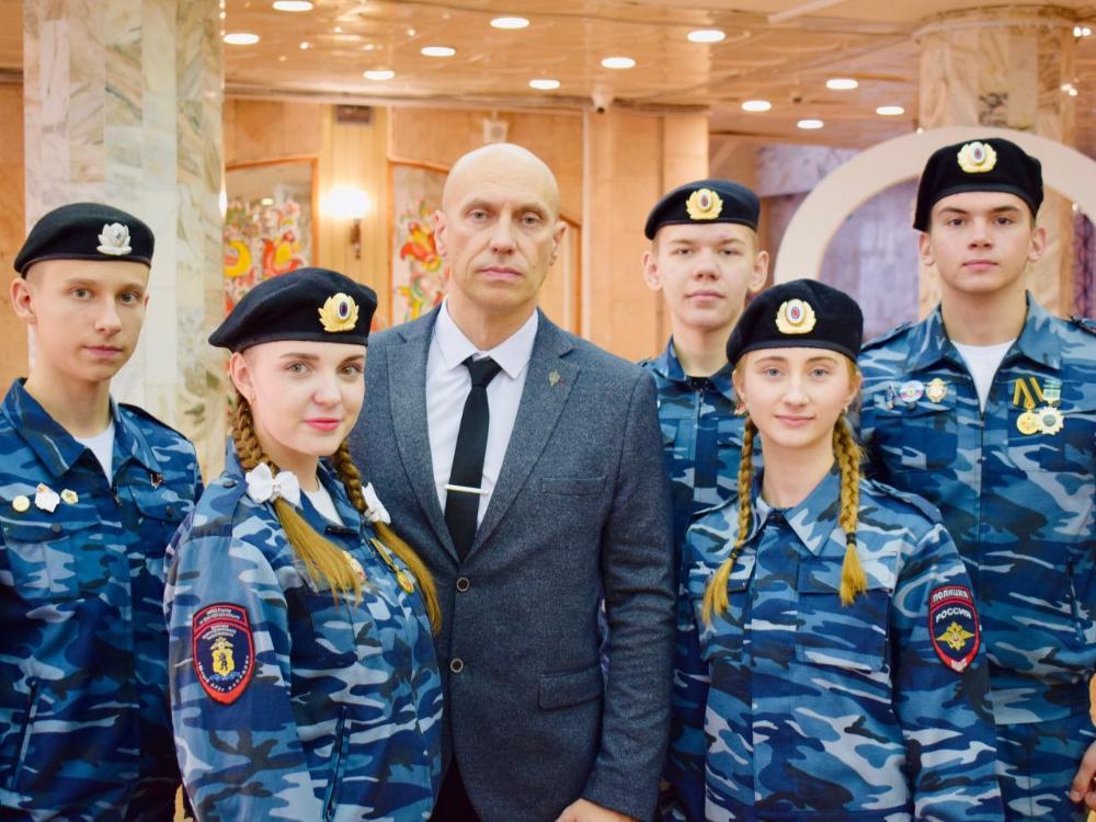  ВОСПИТЫВАЕТ ЛИЧНЫМ ПРИМЕРОМ