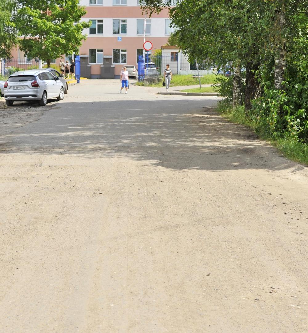 ОТРЕМОНТИРУЮТ БОЛЕЕ ЧЕТЫРЕХ КИЛОМЕТРОВ ДОРОГ
