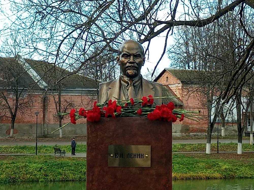 ПАМЯТНИК ЛЕНИНУ ВНОВЬ ЗАНЯЛ ПОЧЕТНОЕ МЕСТО
