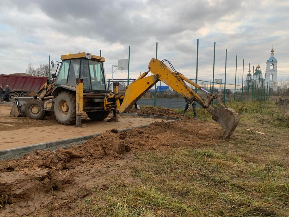 В ПРУЖИНИНЕ СТРОЯТ ДЕТСКУЮ ПЛОЩАДКУ