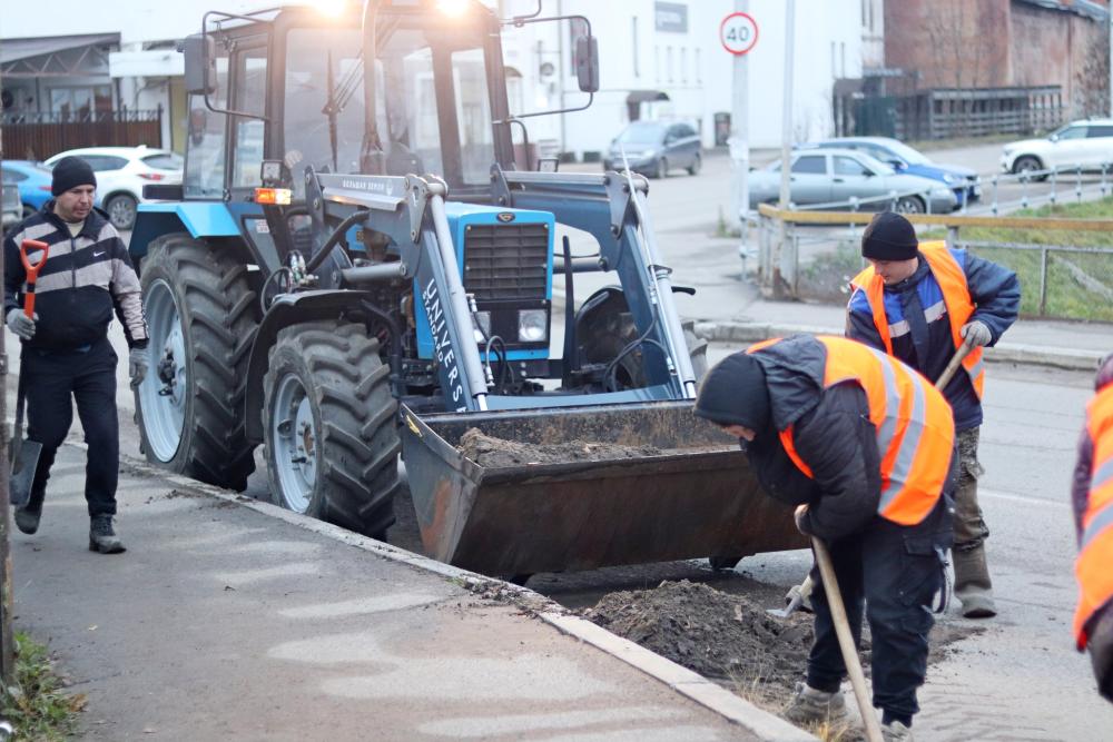 УБИРАЮТ ГОРОД ПЕРЕД НАЧАЛОМ ЗИМЫ  