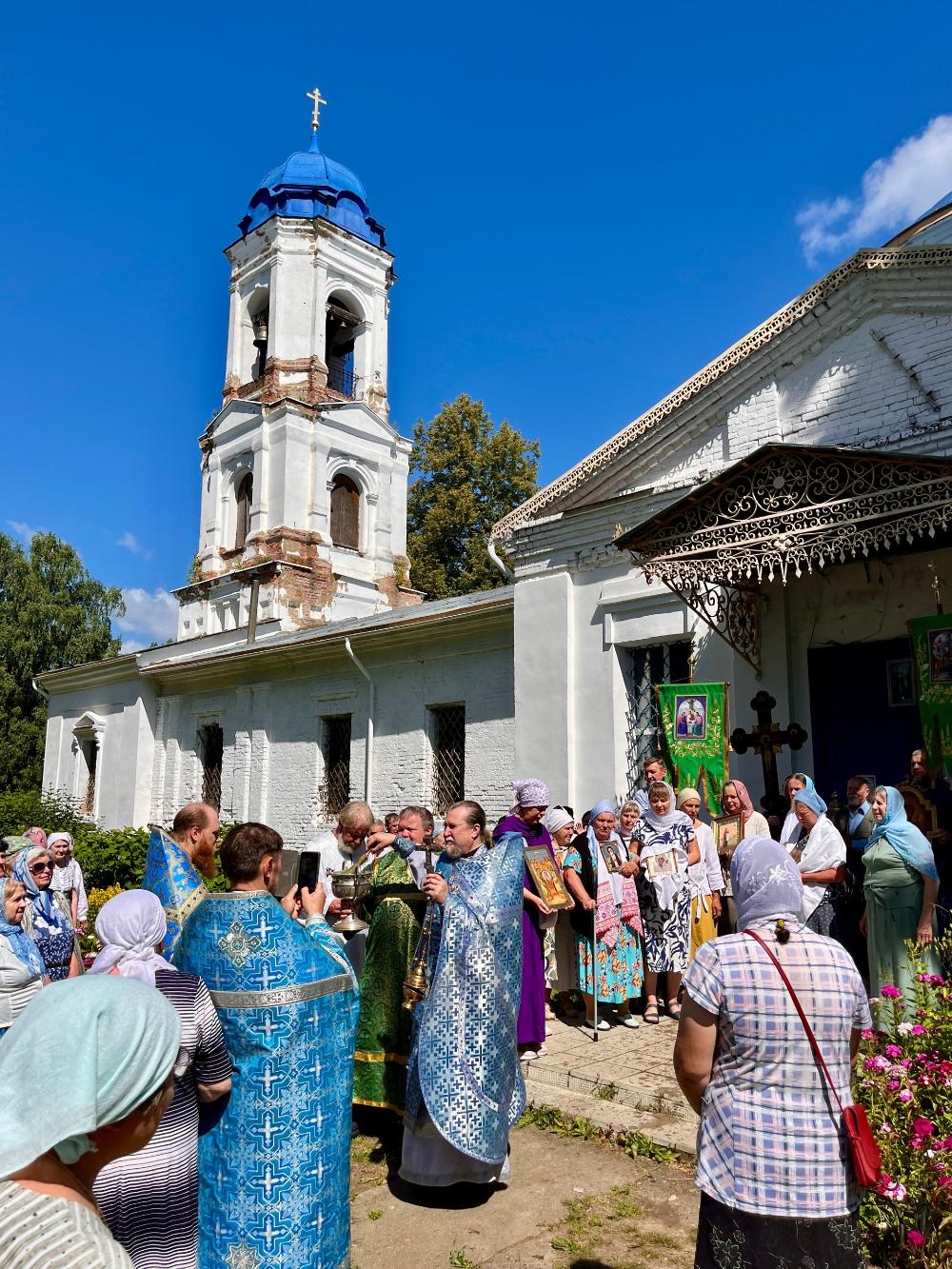КРЕСТНЫЙ ХОД В ЧЕСТЬ ПРЕСТОЛЬНОГО ПРАЗДНИКА
