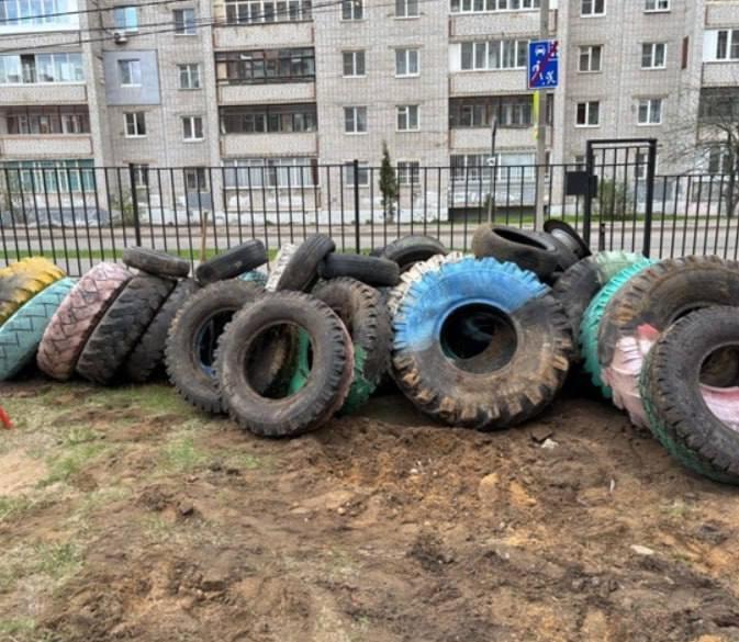 В Гаврилов-Яме активно ведется борьба с автомобильными шинами, которые жители используют в качестве «украшения»